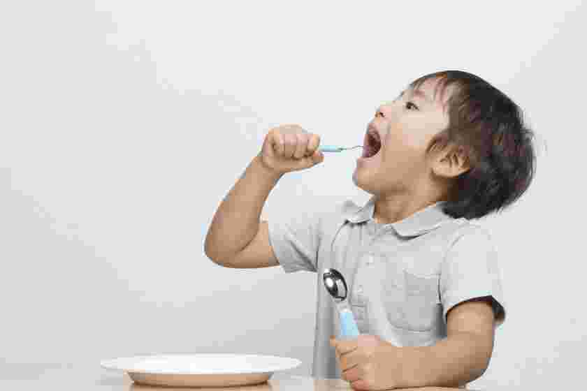 もぐもぐしている子供
