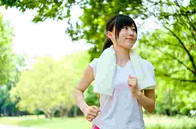 運動する女性