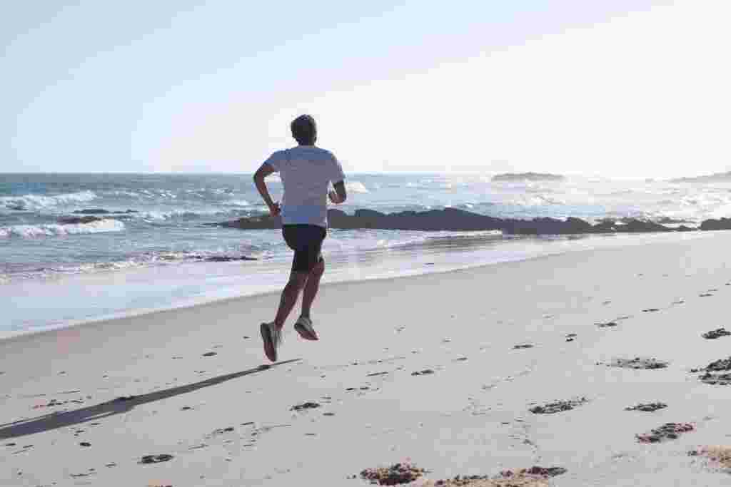 運動する男性
