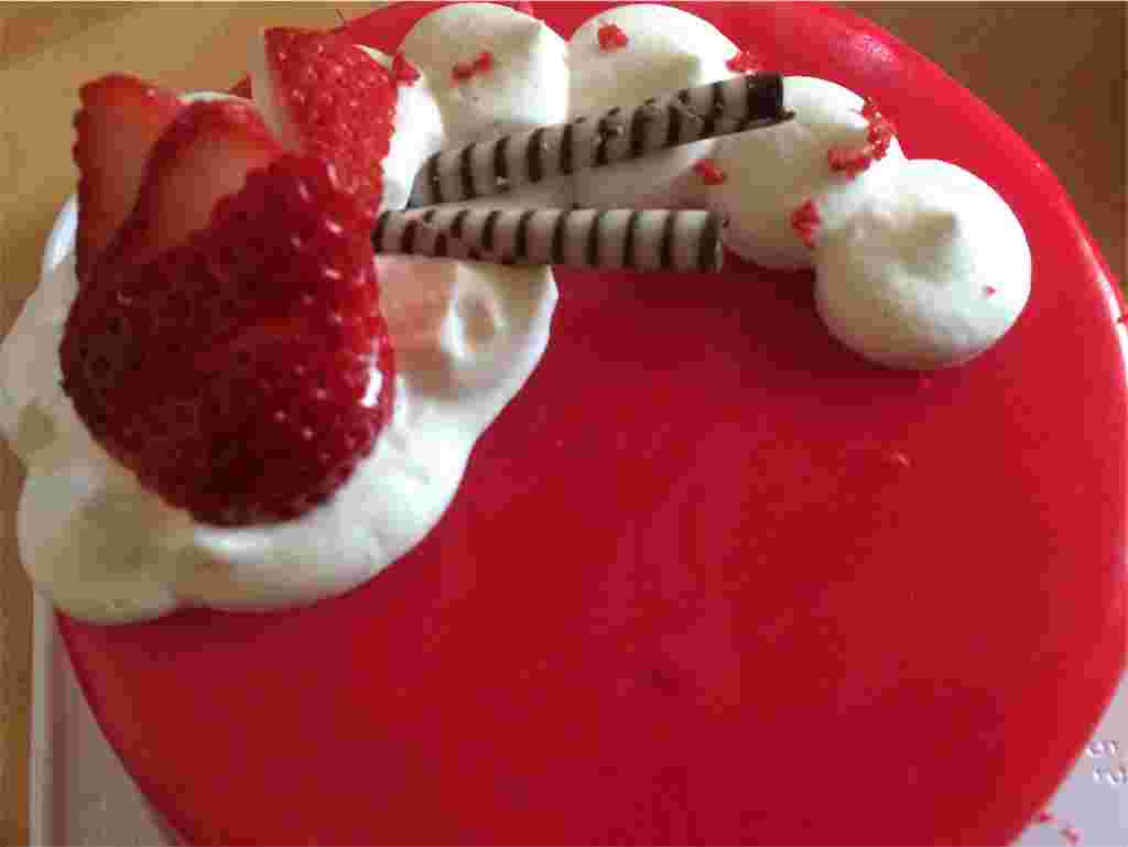 ホワイトチョコのムースにいちごのグラサージュをかけた赤いミラーケーキ
