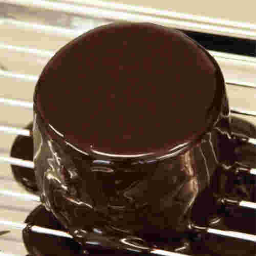 シンプルにチョコでグラサージュされた茶色くつやのあるケーキ
