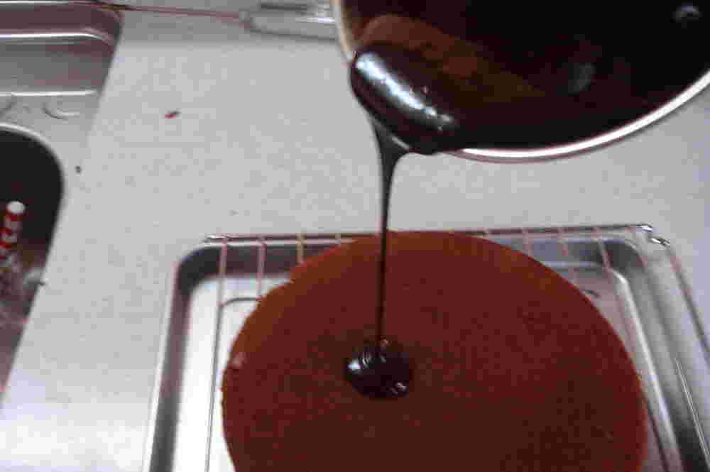 グラサージュを一気にケーキに流し入れているところ