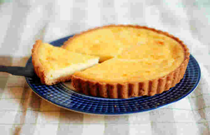切り分けられた一切れのチーズケーキ