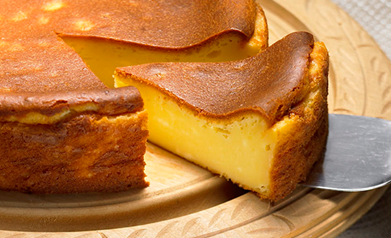 一切れに切り分けられたベイクドチーズケーキ
