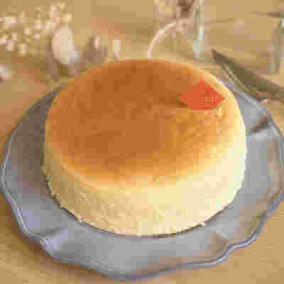 お皿に乗ったワンホールのスフレチーズケーキ