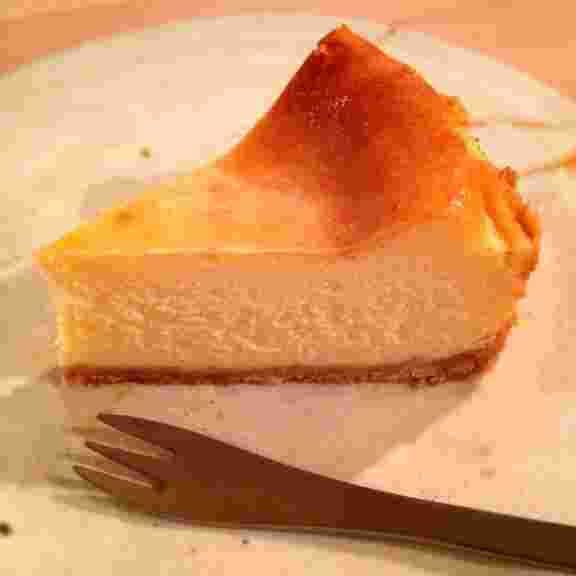 一切れのベイクドチーズケーキとフォーク