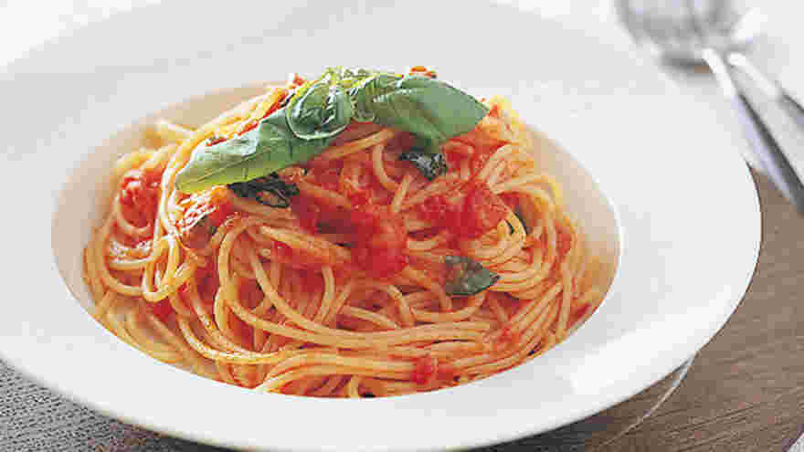 トマトが全体に広がるポモドーロソースのパスタ