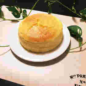 お皿の上のワンホールのスフレチーズケーキ