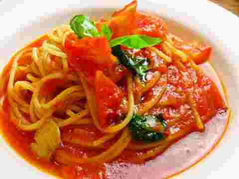 イタリアンレストランで提供されるポモドーロパスタ