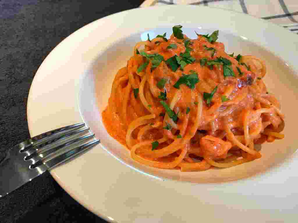 イタリアンレストランで提供されるポモドーロでクリームパスタ