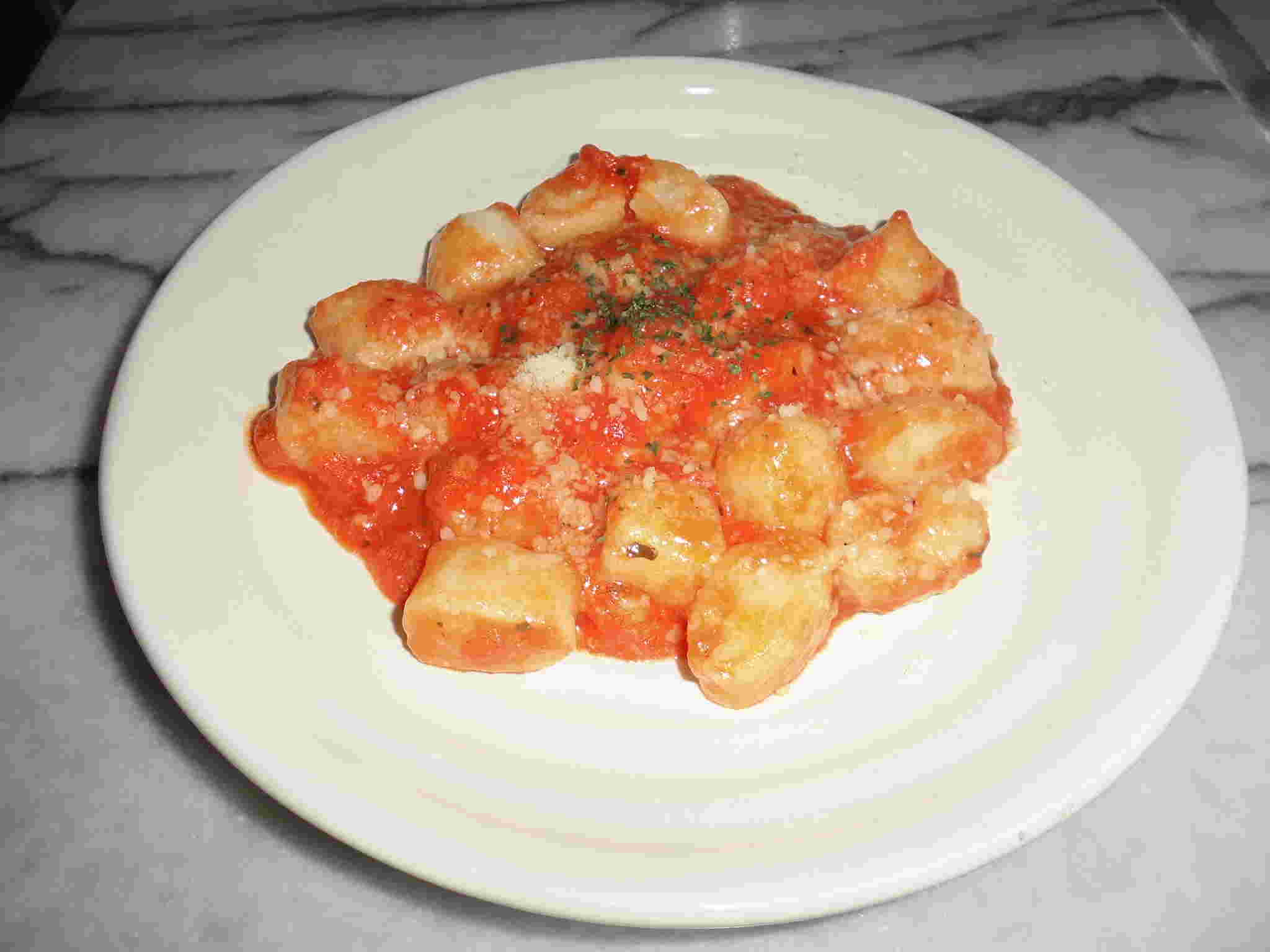 イタリアの定番料理ニョッキポモドーロがお皿に盛られている様子