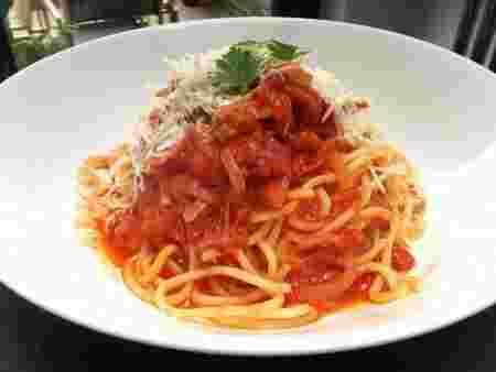 ポモドーロソースで作ったパスタ料理の様子