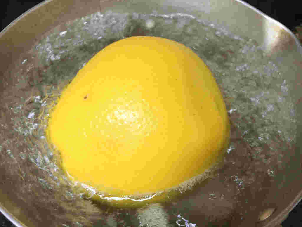 グレープフルーツを熱湯のお鍋で茹でている