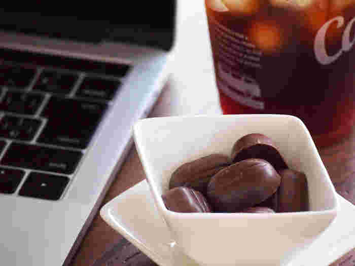 アーモンドチョコがデスクの上の皿に入っている