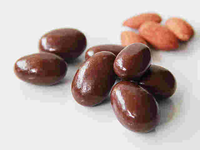 アーモンドチョコとアーモンド