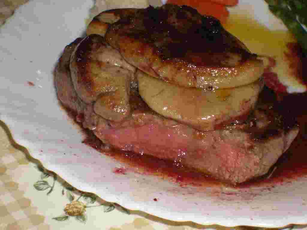 ミディアムレアに調理された牛フィレ肉が特徴のロッシーニ風