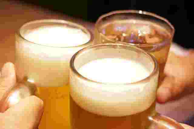 ビールとウーロン茶で乾杯しているところ