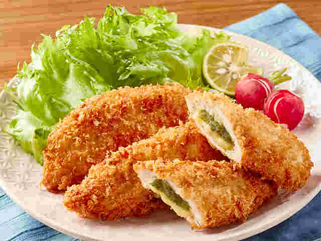 レタスとレモンとラディッシュがトッピングされた皿に乗ったささみフライ