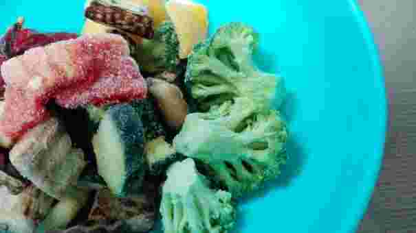 カチカチに凍ったさまざまな冷凍野菜