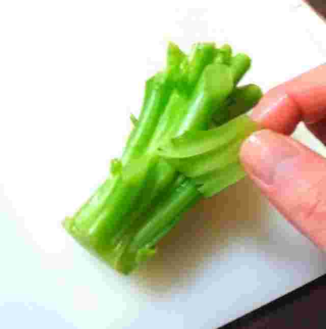茹でたブロッコリーの皮むき