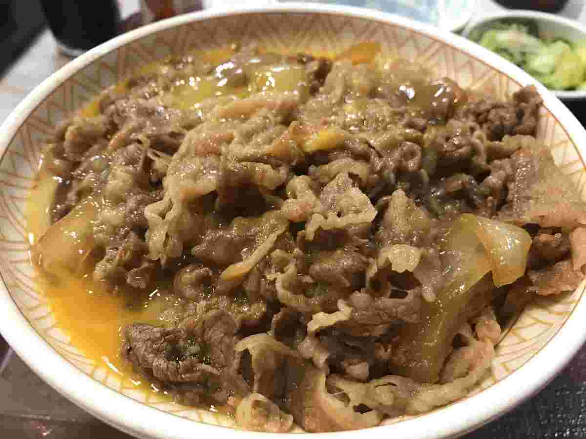 ごはんと牛丼の具の間に溶かしたチーズを溶かしている