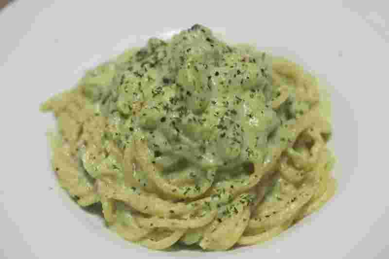 ブロッコリーの茎とアンチョビのミルクパスタ