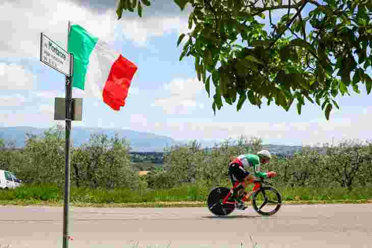 イタリア国旗と自転車で走る人