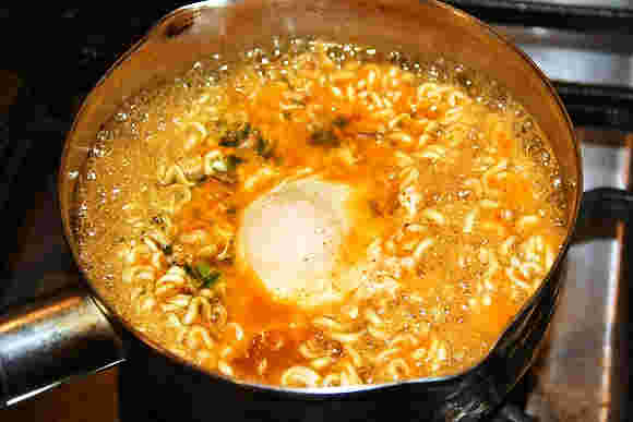 辛ラーメンを鍋で煮ている様子