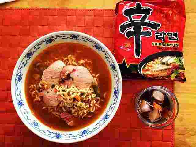 辛ラーメンをアレンジした様子