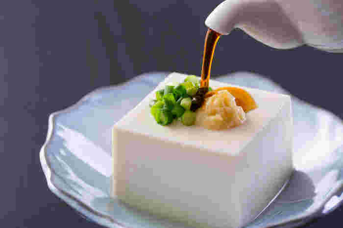 冷奴に醤油をかける