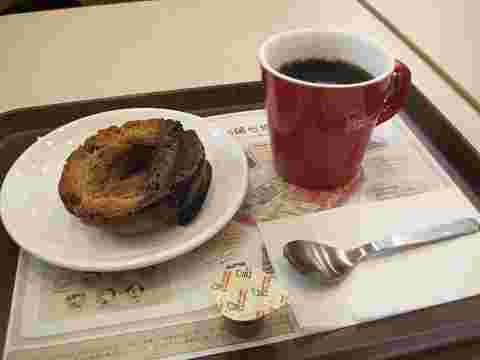 赤いマグカップのコーヒーとチョコオールドファッション