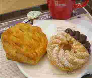 赤いマグカップとパイとチョコフレンチクルーラー
