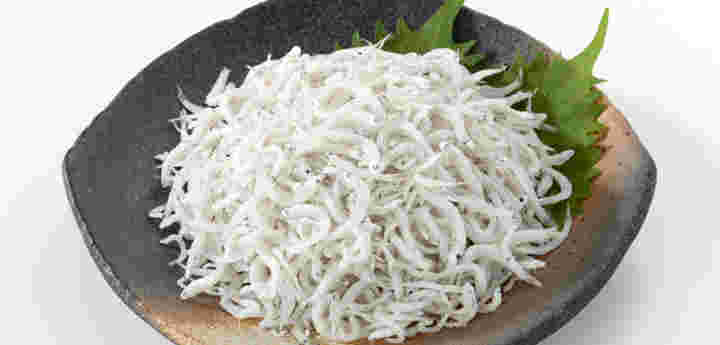 お皿いっぱいのしらすの様子