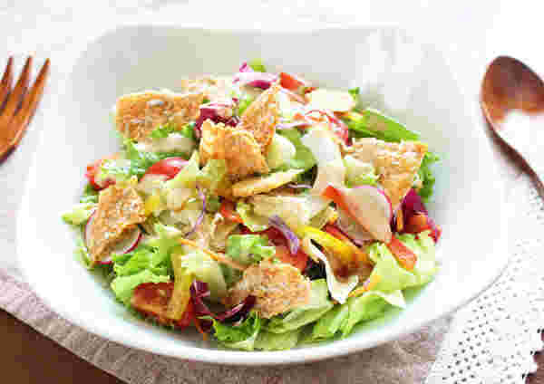 しらすと野菜やチーズなどで作ったサラダ