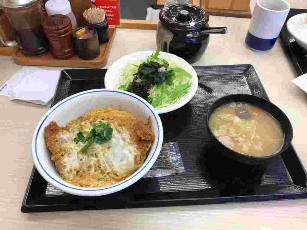 ランチメニューのランチサラダセットの紹介（かつ丼（梅）+とん汁（小）+サラダ）
