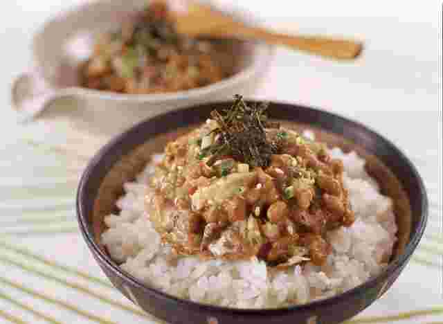 ご飯に納豆を乗せている