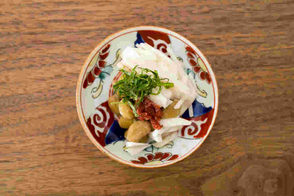 納豆にトッピングをしている様子