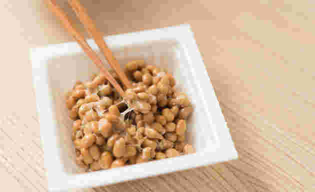 納豆を混ぜている