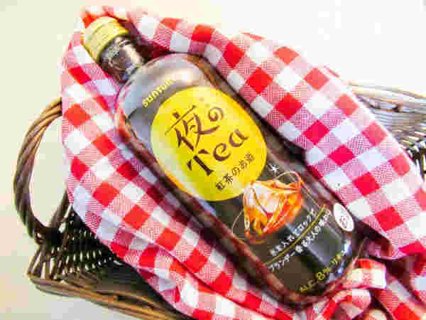 バスケットに入った紅茶リキュール
