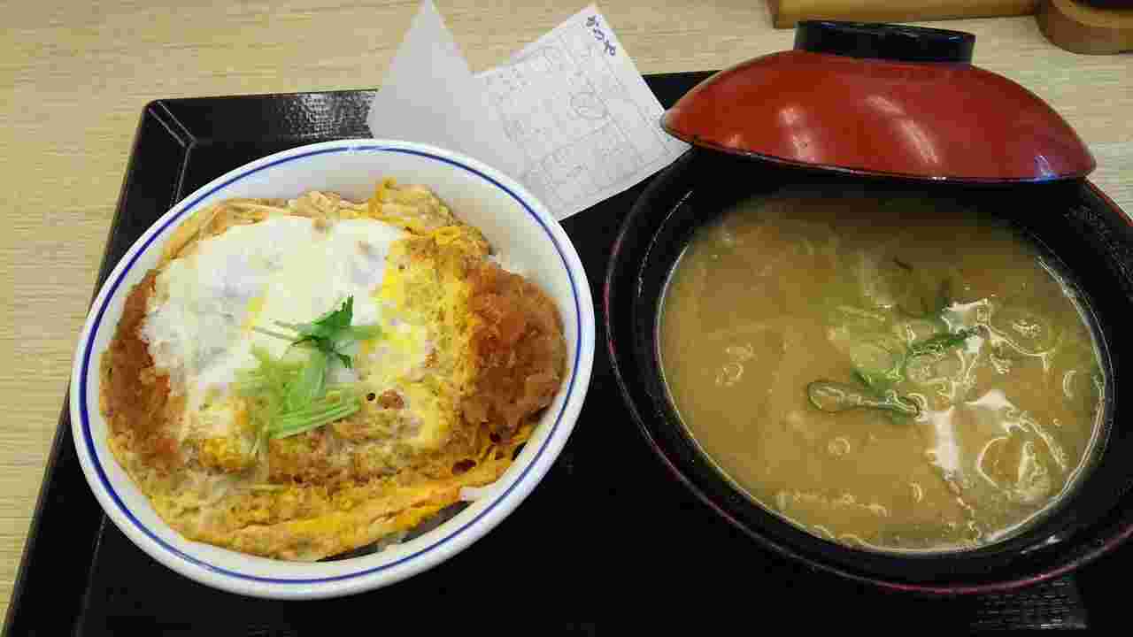 ランチメニューの大盛りセット「かつ丼（梅）+ご飯大盛り+とん汁（大）」の紹介