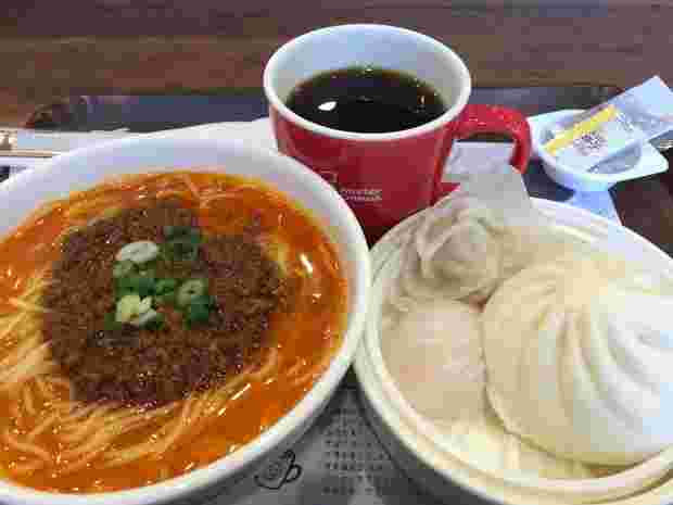 ミスドの担々麺と中華まんと赤いマグカップに入ったコーヒー