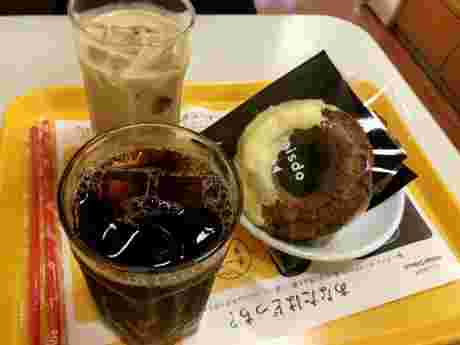 アイスコーヒーとアイスカフェオレとドーナツ
