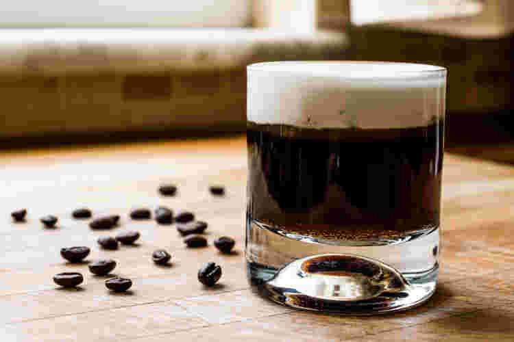 ホワイトルシアンとコーヒー豆