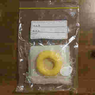 ラップと保存袋に入れて保存するドーナツ