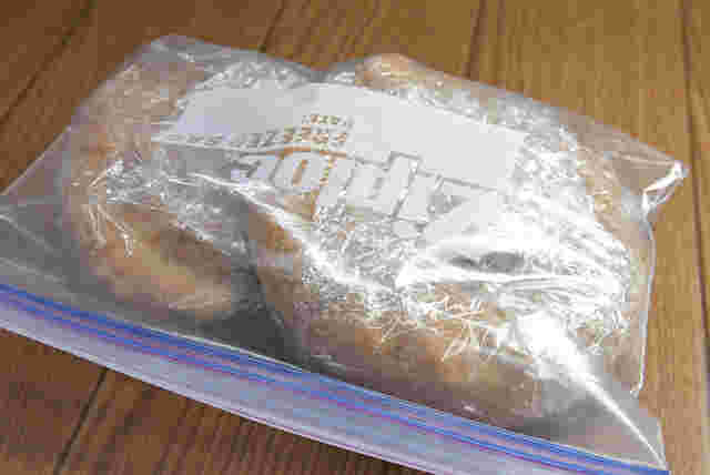ラップと保存袋に入れて保存するドーナツ