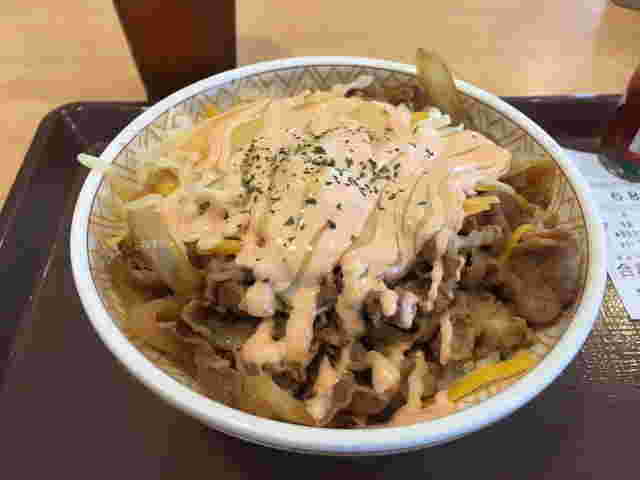明太マヨがかけられたすき家の牛丼