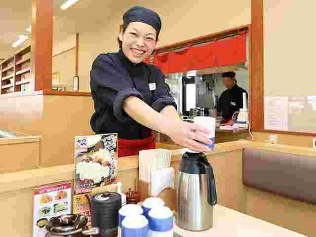 かつや 京都久御山店で働く笑顔の素敵な女性と店内の様子
