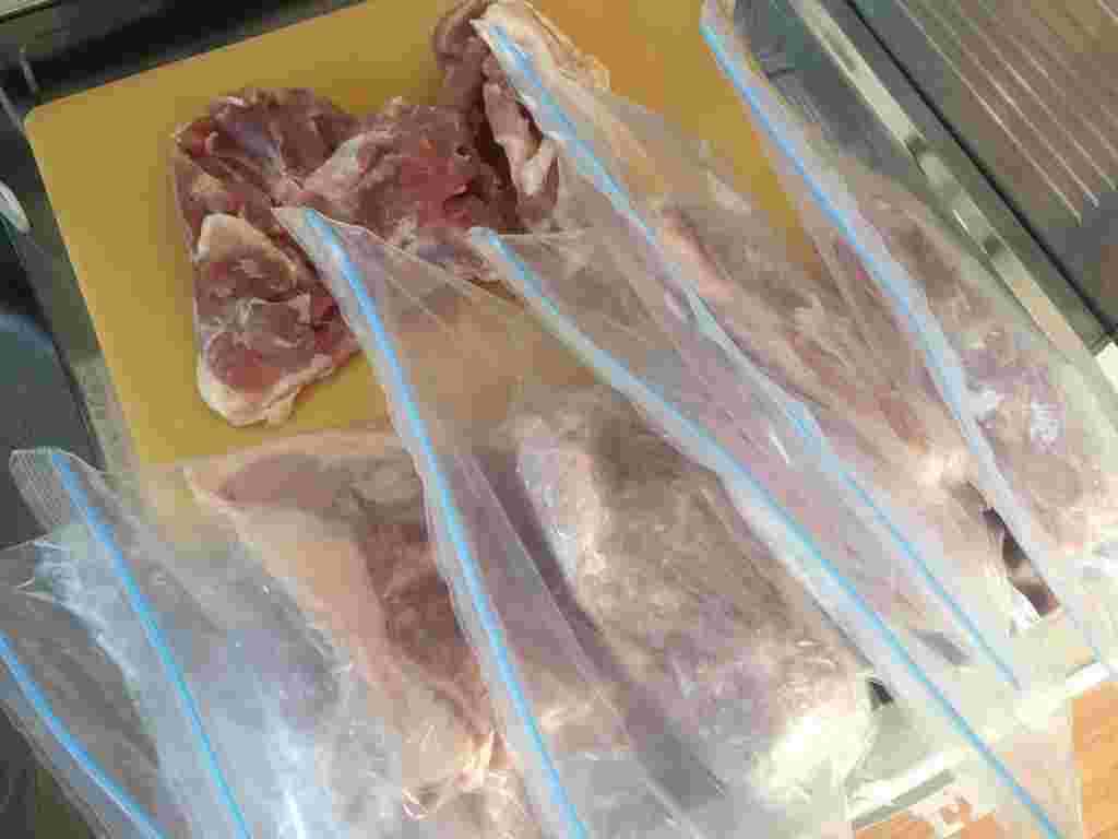 鶏肉を小分けにしている画像