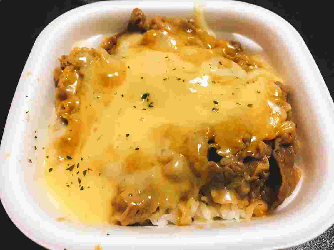 牛丼の上に溶けたチーズ