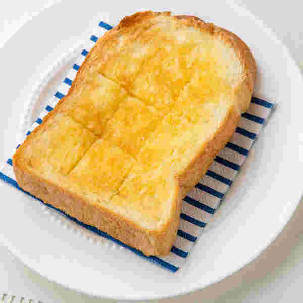 切れ目を入れてシンプルにバターを塗って焼いたバタートースト